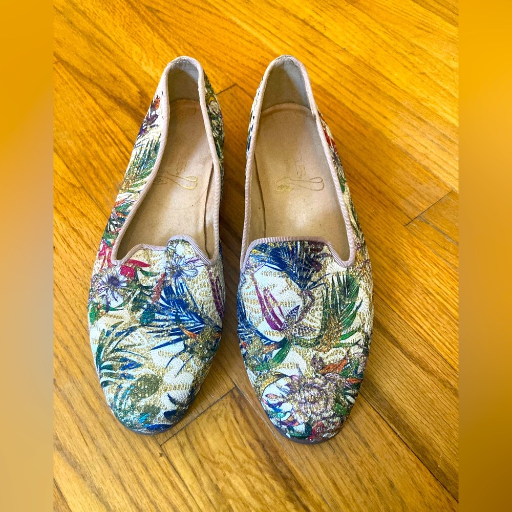 Barely worn unique embroidered loafers from aerosoles